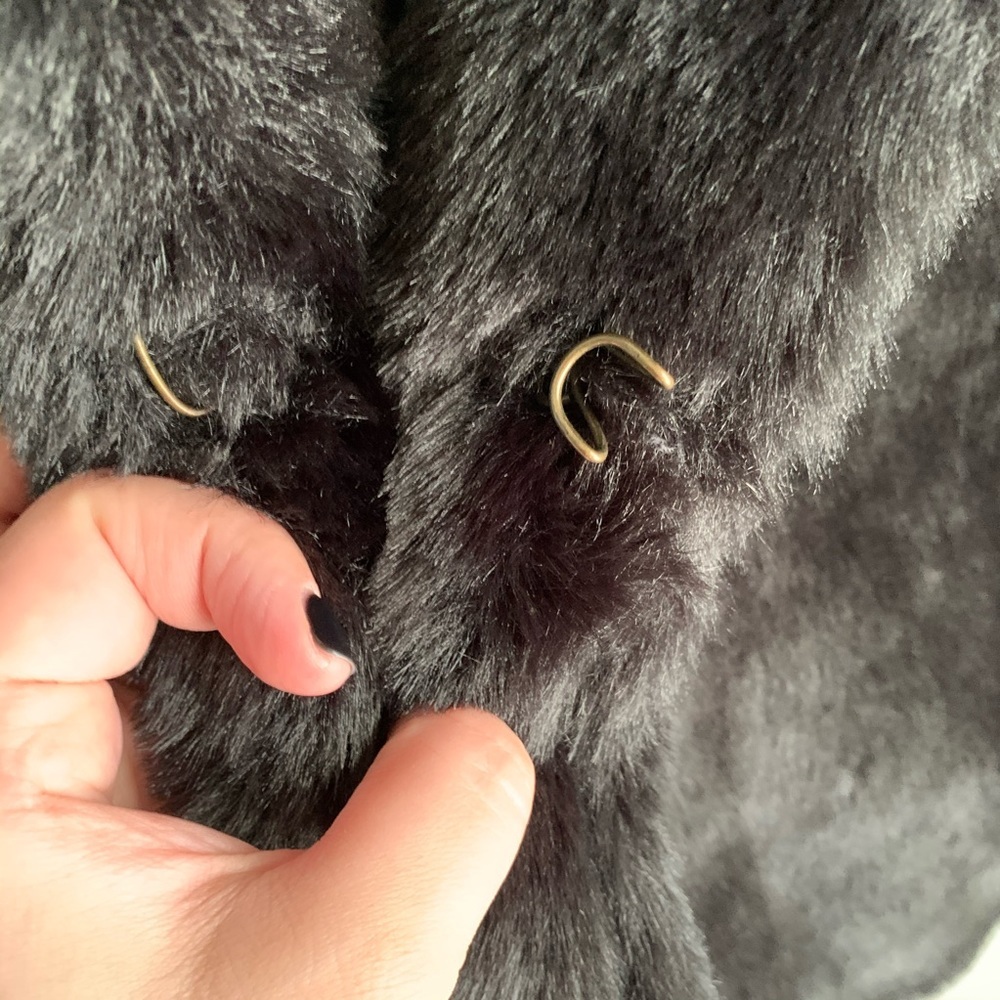 Forever 21 Black Faux Fur Collared Sleeveless Vest Outerwear Classic Mob Wife M - Picture 7 of 12